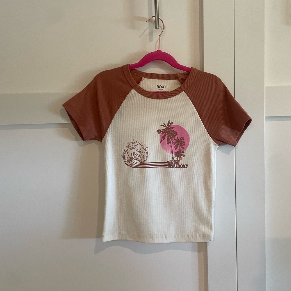 Super cute Roxy baby tee! Perfect for a casual day in the summer! Tight fit!